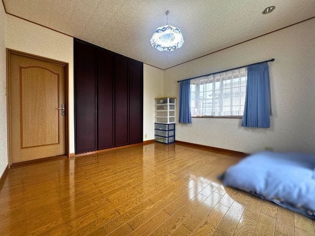 2階8帖:主寝室にも使いやすいゆとりある広さ。壁一面の収納付きで、お部屋をすっきり使えます♪ベッドやデスクを置いても余裕があり、プライベート空間として快適に使えます。