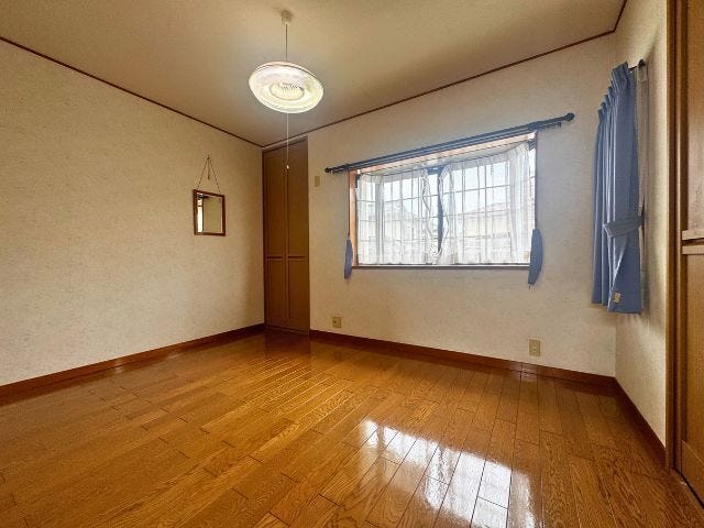 2階南側6帖:子ども部屋や書斎に使いやすいサイズ感。収納付きで、生活スペースをすっきり保てます♪