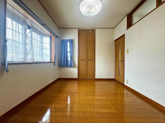 2階南側6帖:2か所の収納を備えた洋室で、お部屋をすっきり使いやすいのが魅力。窓も多く、明るさを感じられる空間です。