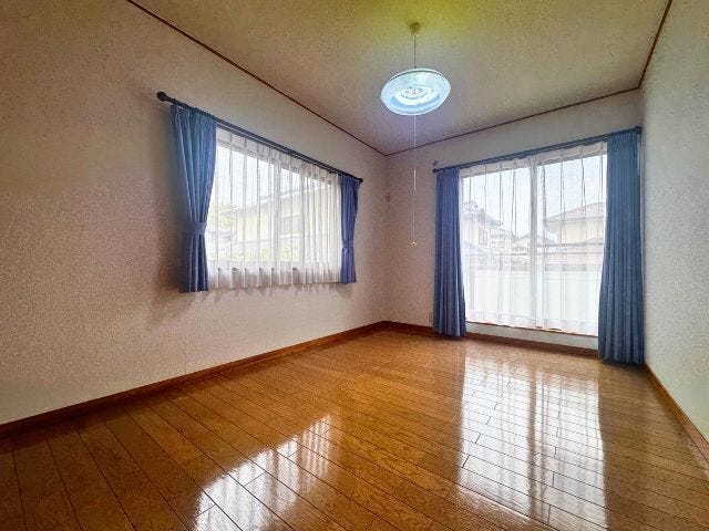 2階東側6帖:大きな窓から自然光が入る6帖洋室。家具を置きやすいシンプルな形で、寝室や子ども部屋としてはもちろん、在宅ワーク用のお部屋にもおすすめです。