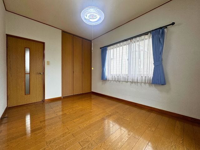 2階東側6帖:クローゼット付きで、衣類や荷物をすっきり収納できます。2面採光で明るく風通しの良い空間です。