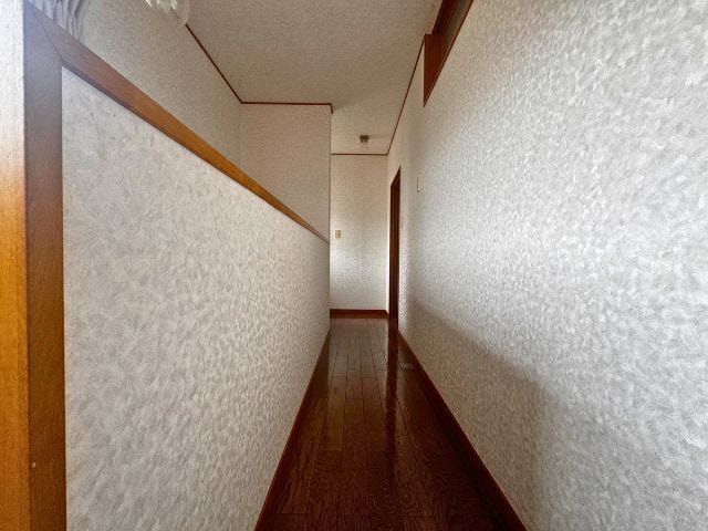 木目の床が続く落ち着いた印象の2階廊下。各洋室やトイレへ移動しやすく、生活動線がまとまっています。