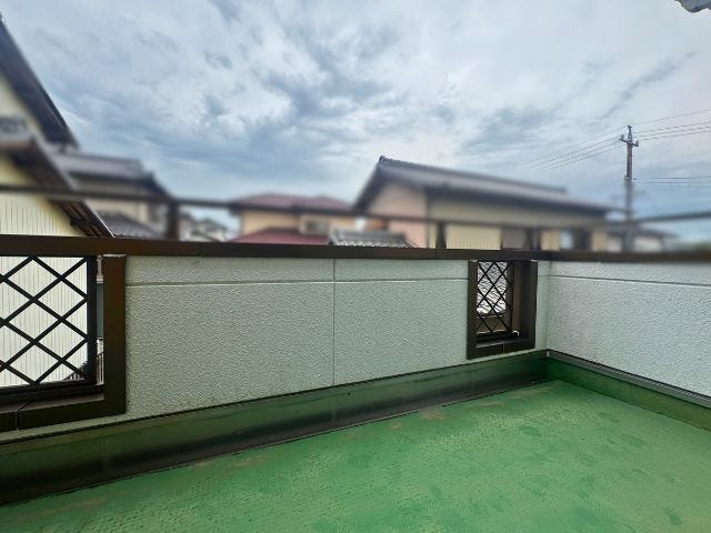 東側6帖洋室から出入りできるバルコニー。外の空気を取り入れやすく、洗濯物や布団干しにも便利なスペースです♪
