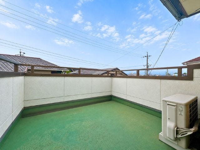 8帖洋室から出入りできるバルコニー。洗濯物を干すスペースとしてはもちろん、外の空気を感じられる開放的な空間です♪