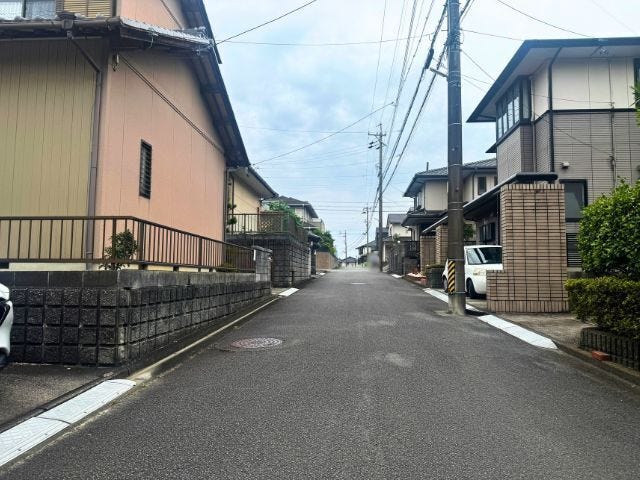幅員約4.9mの前面道路です。車1台が余裕を持って通れる道幅です。車はスピードを控えるので事故率の軽減や歩行者も安心して通行できます。