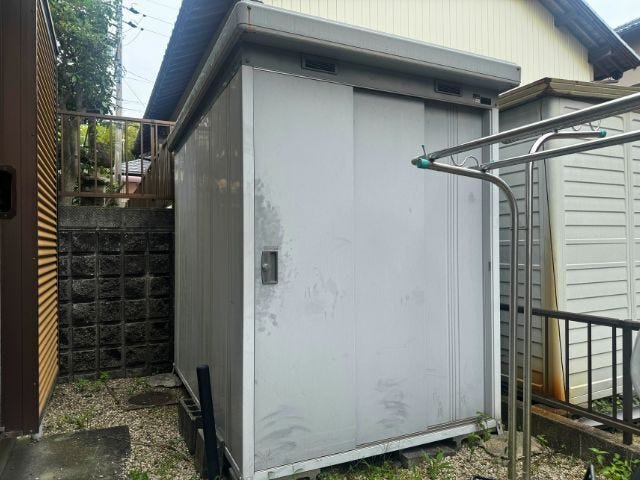 和室前に物置スペースがあり、タイヤや工具、ガーデニング用品などの収納にも活用できます。暮らしの収納力を高めてくれる設備です。