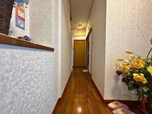 玄関から各居室へつながる1階廊下。リビング・和室・水まわりへスムーズに移動でき、日々の暮らしやすさを感じられます。
