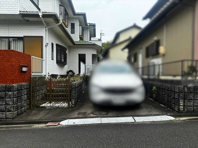 縦列で普通車1台+軽自動車1台の駐車が可能です。ご夫婦でのお車利用や、来客用スペースとしても活用できます♪
