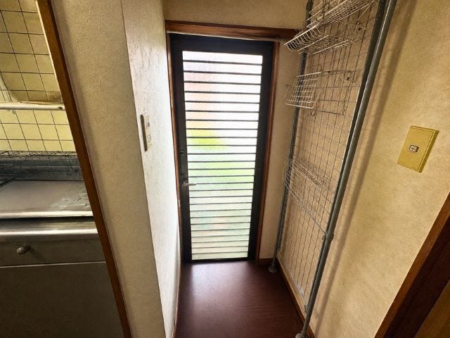 キッチン横に勝手口があり、ゴミ出しや換気にも便利。家事動線に配慮された使い勝手の良い設備です♪