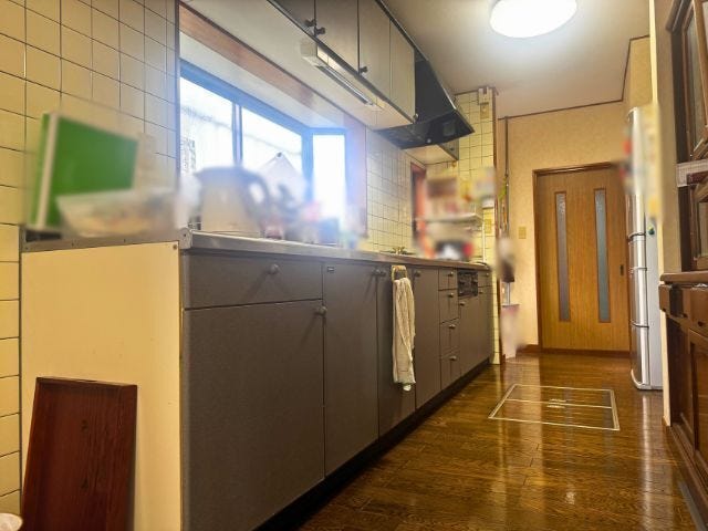 奥行きのあるキッチンスペースで、食器棚や冷蔵庫も配置しやすい間取り。勝手口側への動線も便利です。