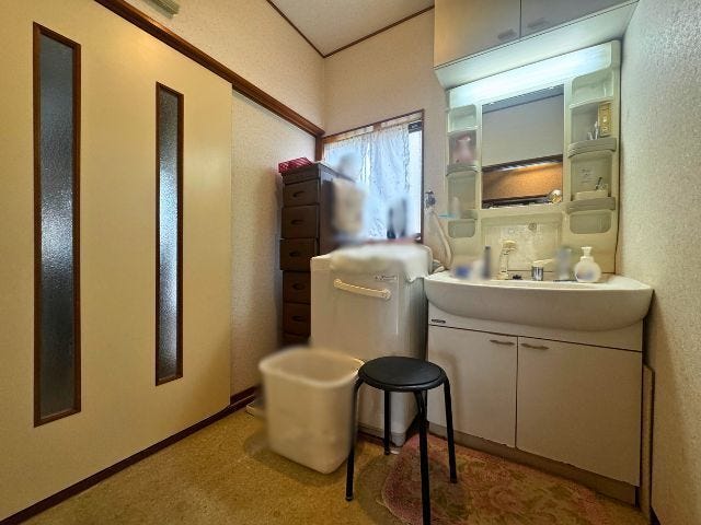 キッチンとつながる洗面所で、水まわりがまとまった便利な配置。毎日の家事がしやすい動線も魅力です。朝の身支度や家事動線もスムーズ◎