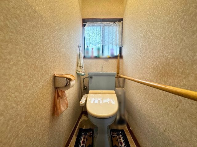 1階トイレ:窓付きで換気しやすく、明るさも感じられる空間。手すり付きで毎日安心して使えます♪