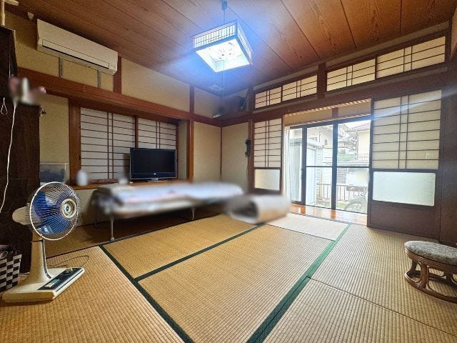 1階8畳和室:庭側からの光が入る落ち着いた空間。客間やお子様の遊び場、くつろぎスペースとして幅広く使えます♪