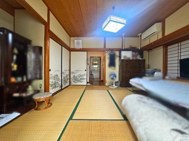1階8畳和室:寝室・客間・家事スペースなど、家族構成に合わせて使い分けできます。1階にあるため将来的な寝室としても便利です。
