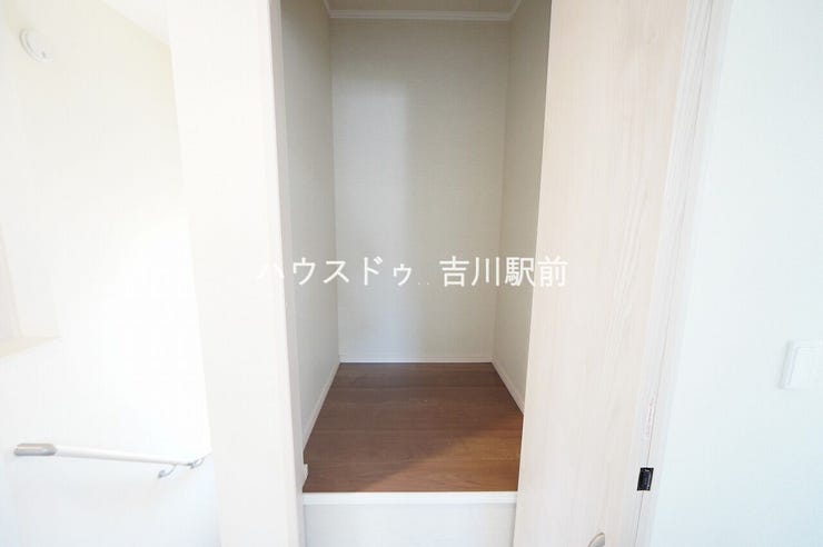 2階廊下収納
