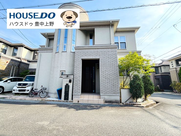 【外観】
淡いベージュの外壁が陽光に映える上品な佇まい。静かな住宅街に馴染み、植栽が彩りを添える、心地よい雰囲気の新築住宅です。