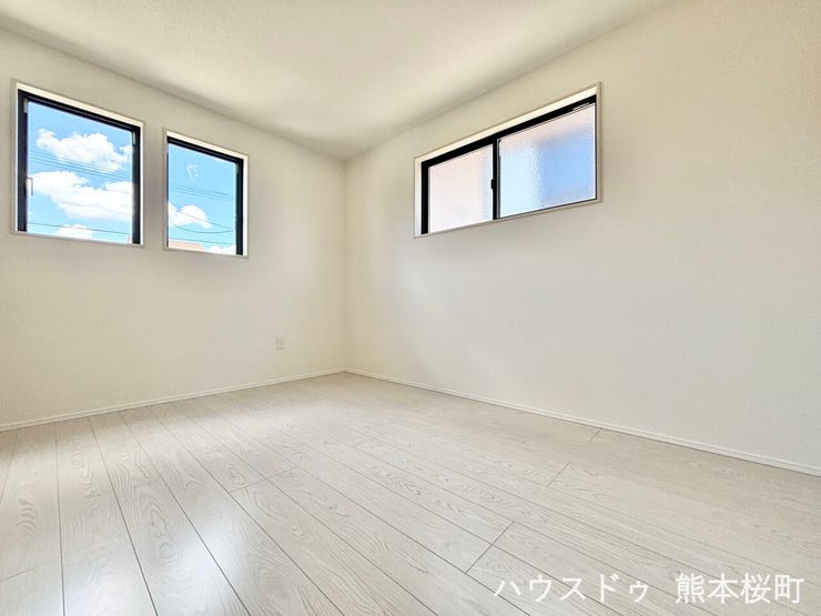 ■2階6帖洋室■寝室、書斎、趣味の部屋。家族の成長やライフスタイルに合わせ、様々な使い方ができる快適な空間です。