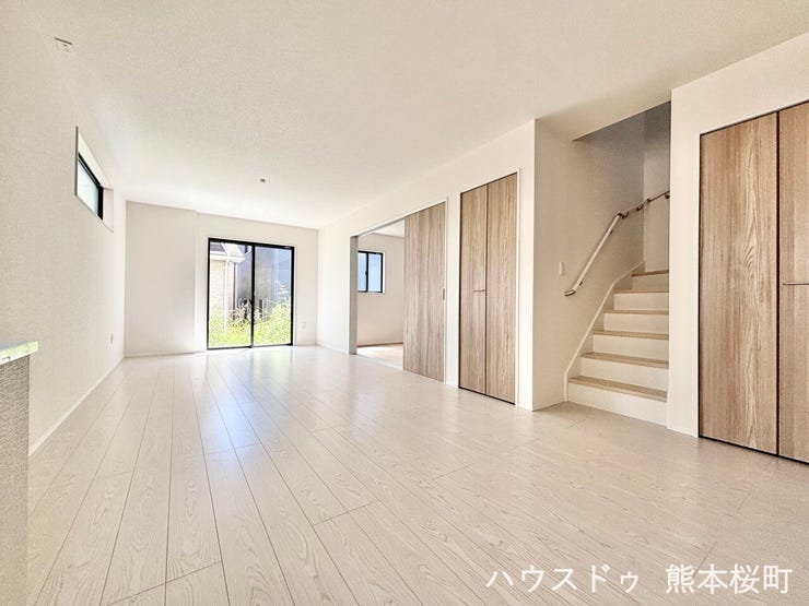 ■安らぎと笑顔の中心地■陽光が優しく降り注ぎ、会話が自然と弾む。ここでは、毎日が特別な時間へと変わります。
