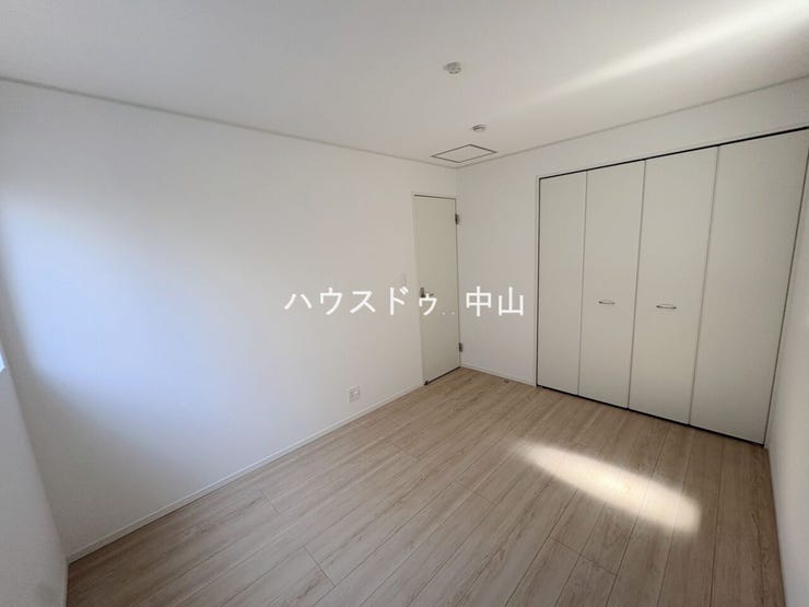\暮らしにフィットする2階洋室/
プライベート空間としてゆったり使える一室。ベッドやデスクも置きやすい間取りで、将来の使い方にも柔軟に対応できます。