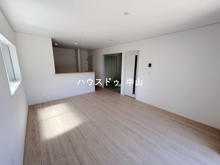 \光と風が心地よく巡るリビング/
家族が自然と顔を合わせる開放的な空間設計。ゆとりある広さで家具の配置もしやすく、毎日を快適に過ごせます。