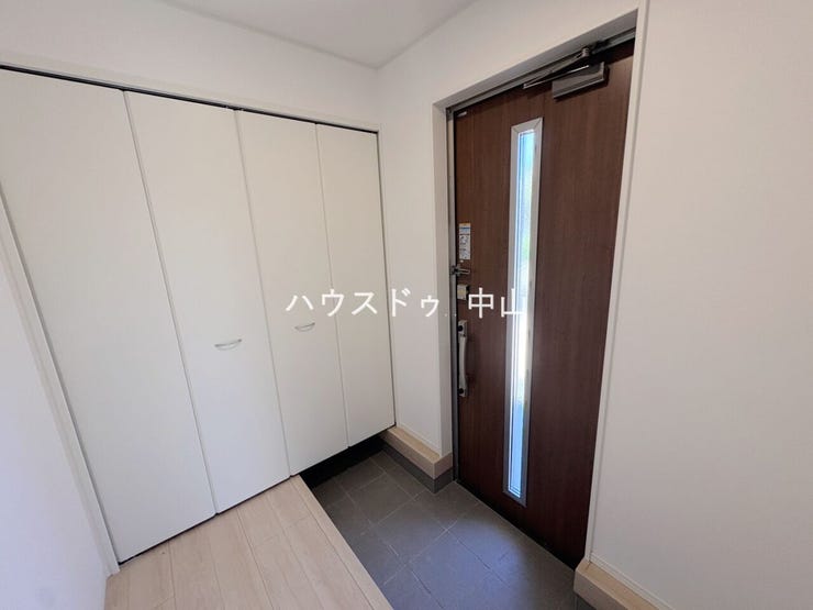 \住まいの第一印象を彩る玄関/
ゆとりある空間設計で、家族の「いってきます」と「ただいま」を心地よく迎えます。収納力も備え、すっきりとした玄関を保てます。