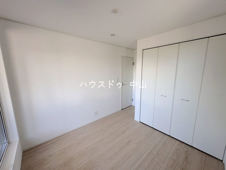 \多用途に使える2階洋室/
子ども部屋や書斎、趣味の空間としても活躍。採光にも配慮された明るい室内で、ライフスタイルに合わせて柔軟に使えます。