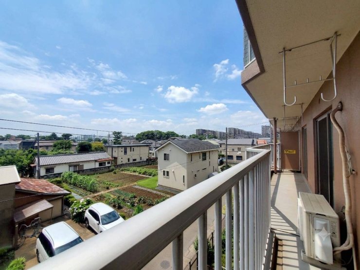 【Balcony】日当たりの良いバルコニーはお洗濯物がしっかり乾きやすく、毎日の家事にも重宝します。