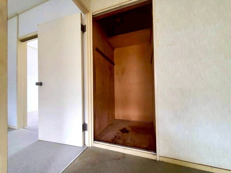 【Bedroom】洋室には収納力のあるクローゼット付き。衣類や荷物もすっきり収まります。