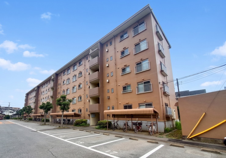 【Exterior】落ち着いた色合いの外観が街並みに馴染む、シンプルで親しみやすいマンションです。