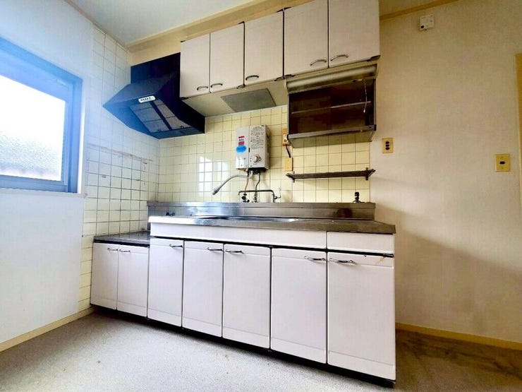 【kitchen】広めのキッチンは料理のしやすさを追求した設計。収納も豊富で作業がしやすい空間です。