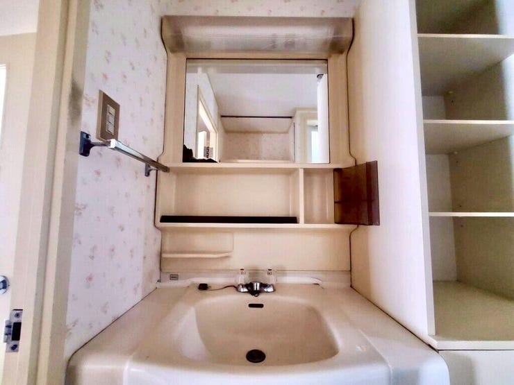 【Washroom】すっきりとしたデザインで、毎日の生活が快適に。収納も豊富な洗面所です。