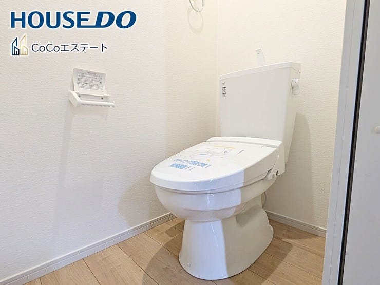 □■トイレ■□
温水洗浄便座付きトイレ♪
冬場や冷え込む時期にもお尻を温かく快適に保ちます。
また、汚れにくく掃除しやすい設備です。