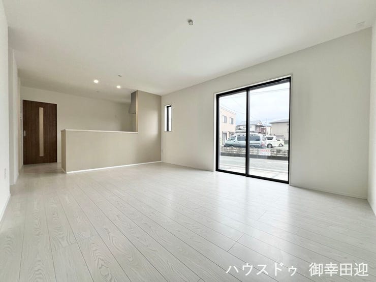 ■安らぎと笑顔の中心地■陽光が優しく降り注ぎ、会話が自然と弾む。ここでは、毎日が特別な時間へと変わります。