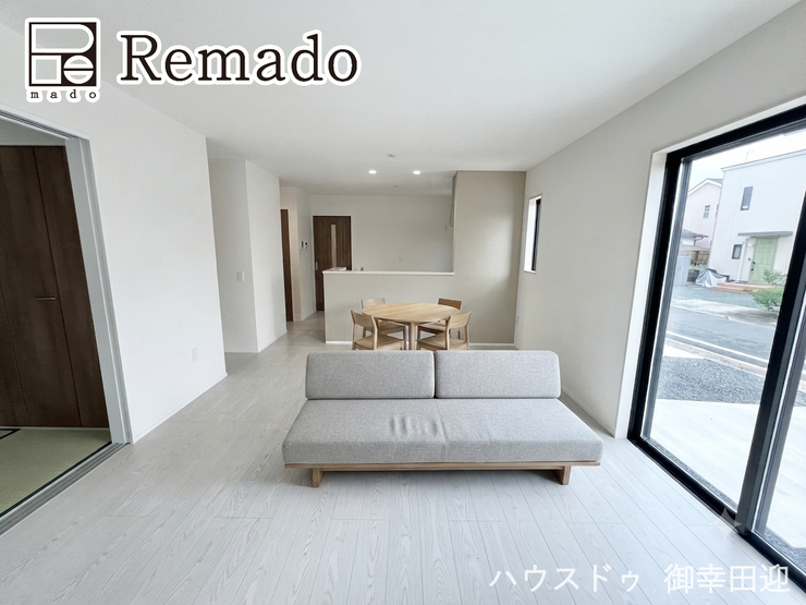 【リビング】
■家族の笑顔が集う中心地■お気に入りの家具を迎え、窓からは心地の良い光が差し込みます。※CGで家具を配置しています。