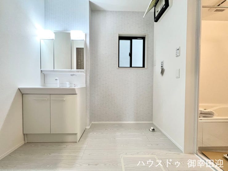 ■清々しいリフレッシュ空間■自分を磨き、気持ちを切り替える。心地よい光が差し込むプライベートスペース。