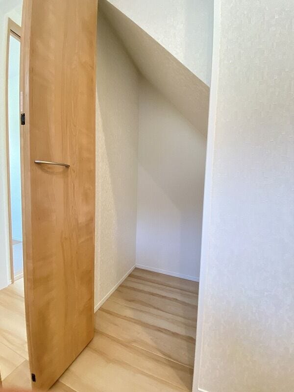 階段下をうまく活用した収納スペース♪