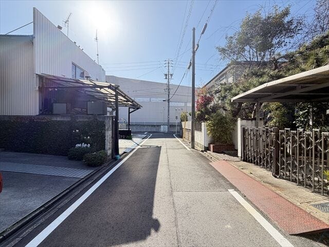 普通車が1台通れる幅となります。大型車の通行が少ないので、振動や騒音が抑えられます。
