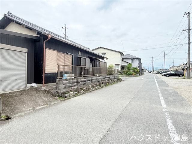 西側公道幅約5.3m。車がすれ違える道幅です。交通量が少なく、歩行者や自転車が通っていても安心です。間口約13.0m。