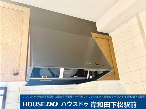 スタイリッシュなブラックカラーがお洒落なレンジフード(換気扇)です。油汚れが付きにくく、サッと拭くだけでお手入れができるフラットな設計が魅力♪調理中の煙や匂いをしっかり効率よく吸い込んでくれます。