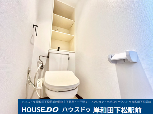 白を基調とした清潔感のあるトイレです!トイレットペーパーのストックや小物の整理に便利な上部収納棚付き。いつでも快適に使用できる温水洗浄便座(ウォシュレット)を完備し、すっきりと美しい空間を保てます。