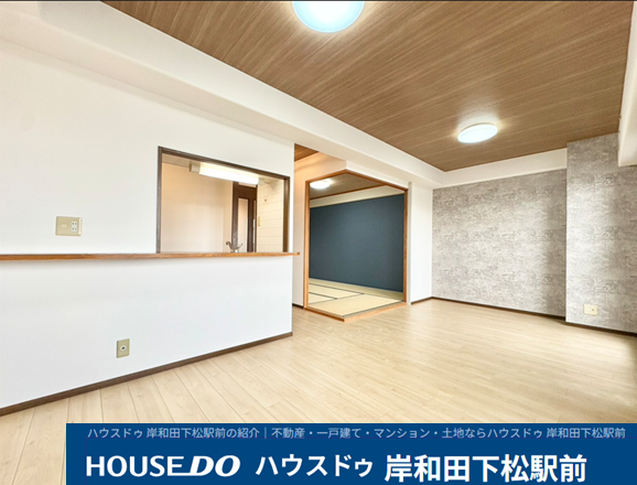 木目調の天井やグレーのアクセントクロスがお洒落な広々リビング!キッチンから家族を見守れる人気の対面式を採用。隣接するモダンな和室を開放すれば、さらに一体感のある大空間として快適に過ごせます。