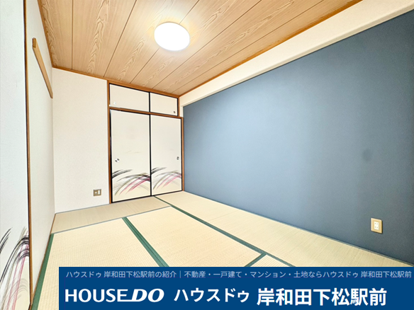 ネイビーのアクセントクロスと木目天井が映える、モダンでお洒落な和室(6帖)です!リビングに隣接しており、客間やキッズスペースとしても大活躍。お布団や季節の衣類をたっぷりしまえる押入収納も完備。