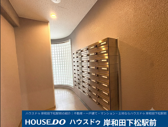 ダイヤルロック式で防犯面も安心な、スタイリッシュな集合ポストです。奥のガラスブロックから柔らかな光が差し込む明るい空間♪共有部も綺麗に清掃・維持管理されており、毎日快適に郵便物を受け取れます。