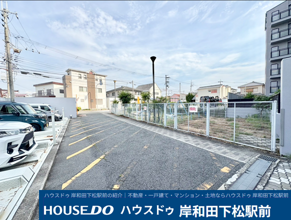 広々とした平置きタイプの敷地内駐車場です!アスファルト舗装で綺麗に整備されており、見通しも良くスムーズに駐車可能。お車の出し入れがしやすい快適な設計で、毎日の通勤やお出かけ時もストレスフリーです。