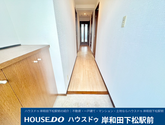 木目調の温かみを感じる、明るく清潔感のある玄関です!たっぷり収納できるシューズボックス付きで、玄関周りをすっきりと美しく保てます。毎日の「ただいま」を心地よく迎えてくれるお家の顔にふさわしい空間です。