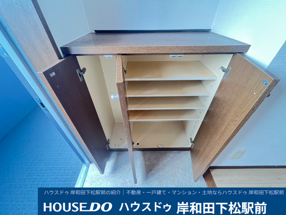 可動棚付きでブーツやハイカットの靴もすっきり収まる大容量のシューズボックス!カウンター仕様になっているため、上部にお気に入りのインテリアや鍵などを置いて、お洒落に空間を演出していただけます。