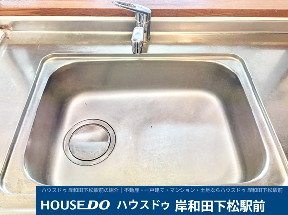 ピカピカに磨き上げられた、清潔感あふれるステンレス製の流し台です!片手で温度や水量の調節が簡単にできる、使い勝手の良いシングルレバー水栓を採用。広めのシンクで毎日の洗い物もストレスなくスムーズです。