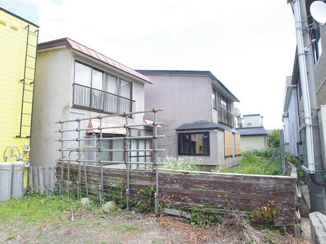 道路から裏庭を撮影しました。