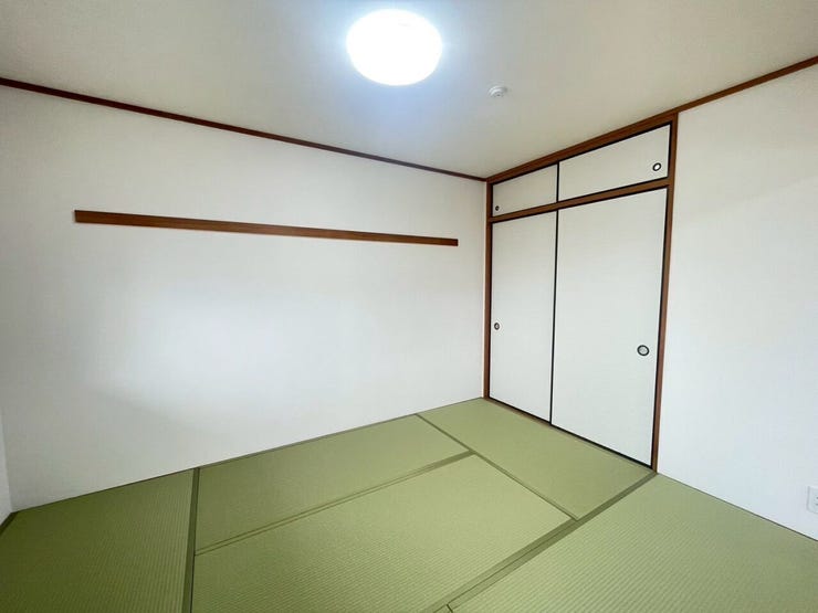 畳も新調されており、ほっとくつろげる空間の和室
