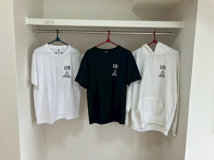 オープンクローゼットには洋服をかけて収納可能